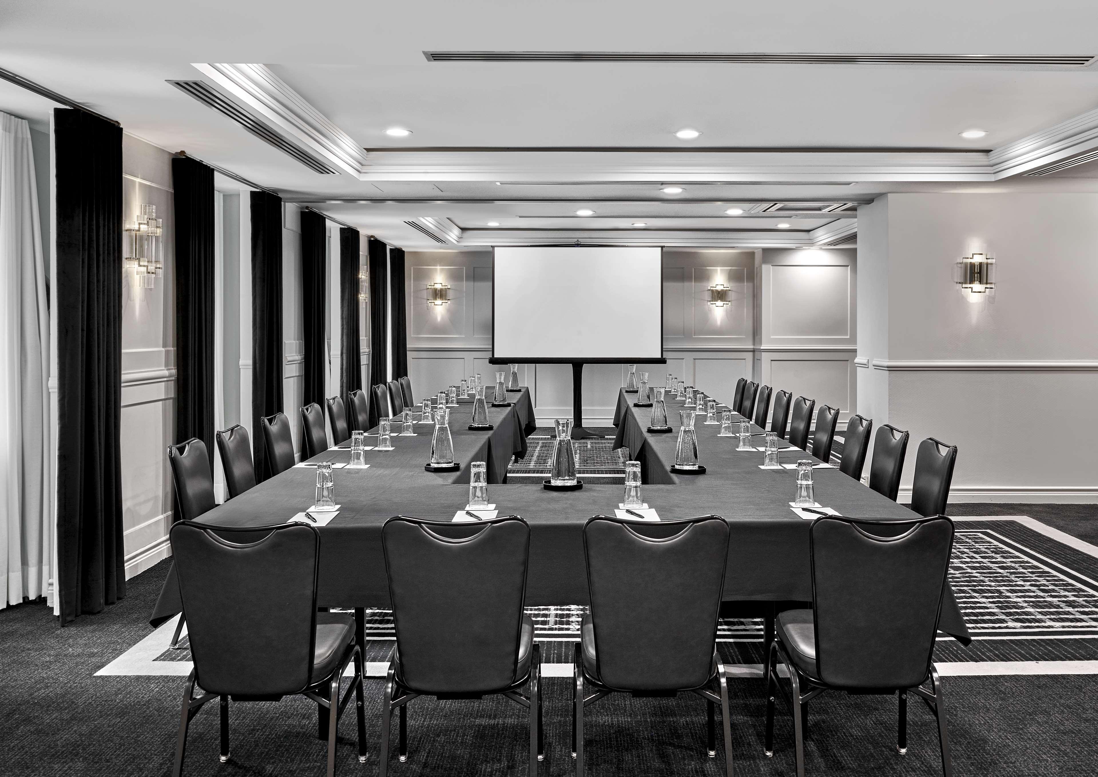 Vogue Hotel Montreal Downtown, Curio Collection By Hilton Екстериор снимка