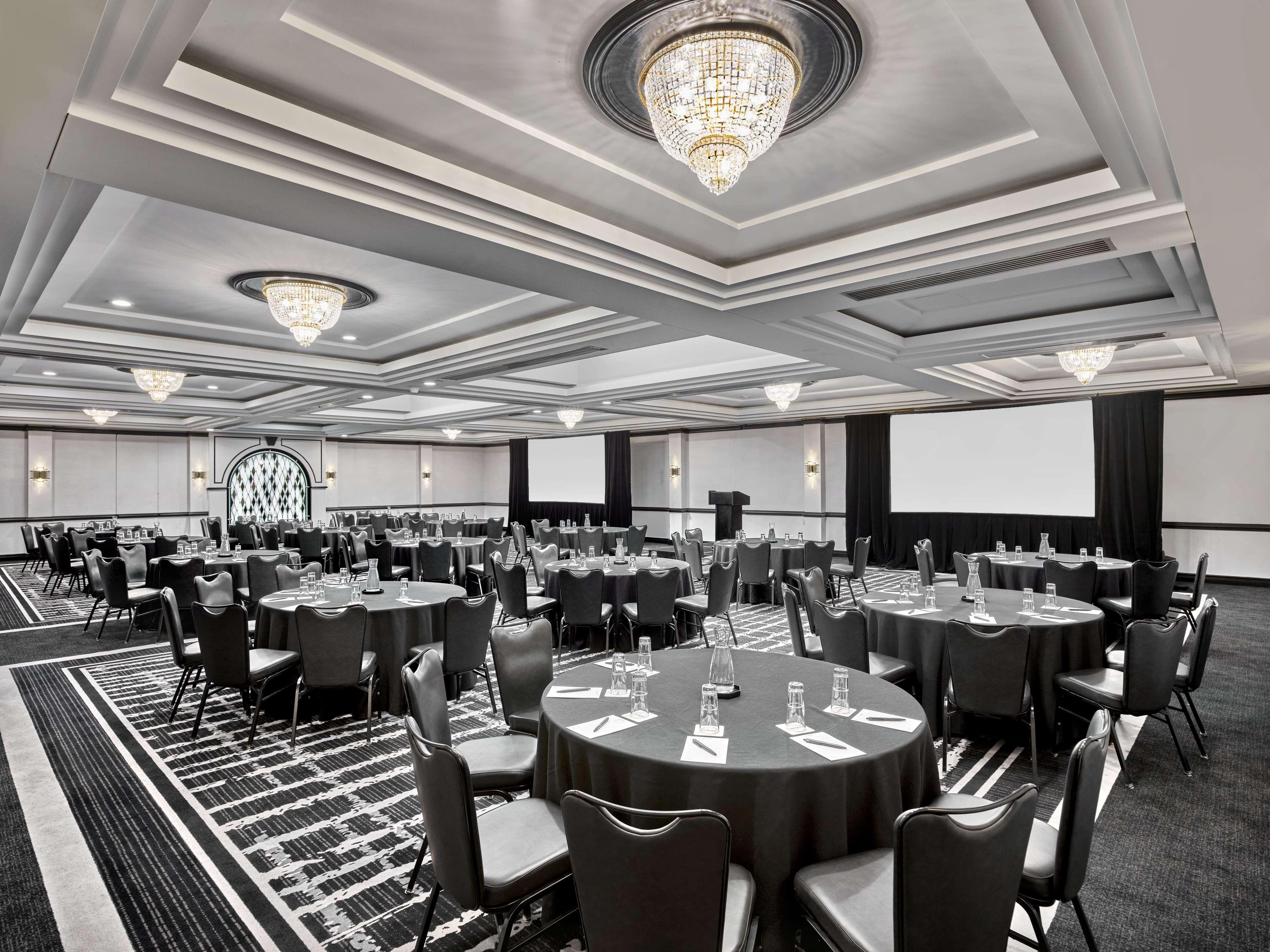 Vogue Hotel Montreal Downtown, Curio Collection By Hilton Екстериор снимка