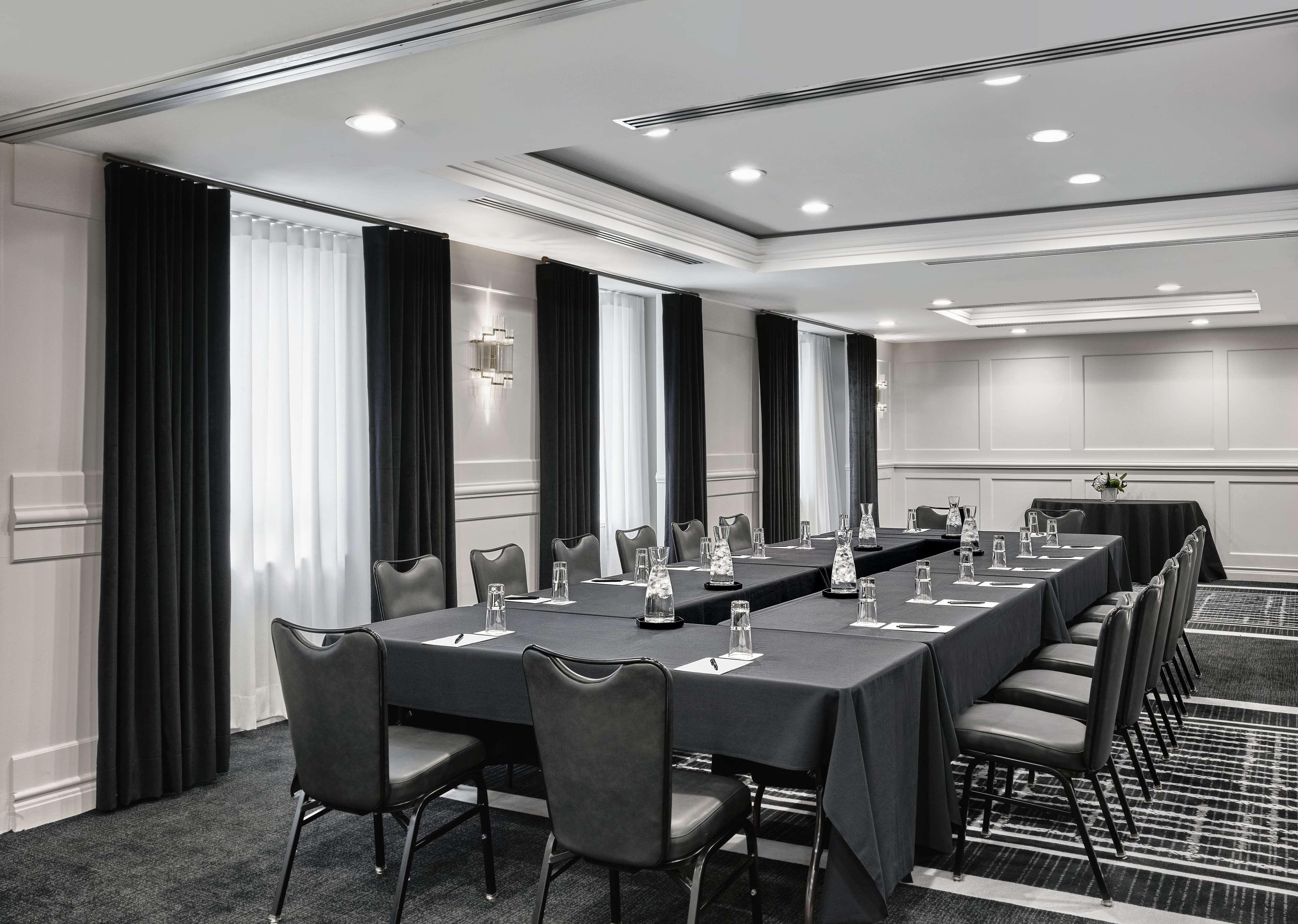 Vogue Hotel Montreal Downtown, Curio Collection By Hilton Екстериор снимка