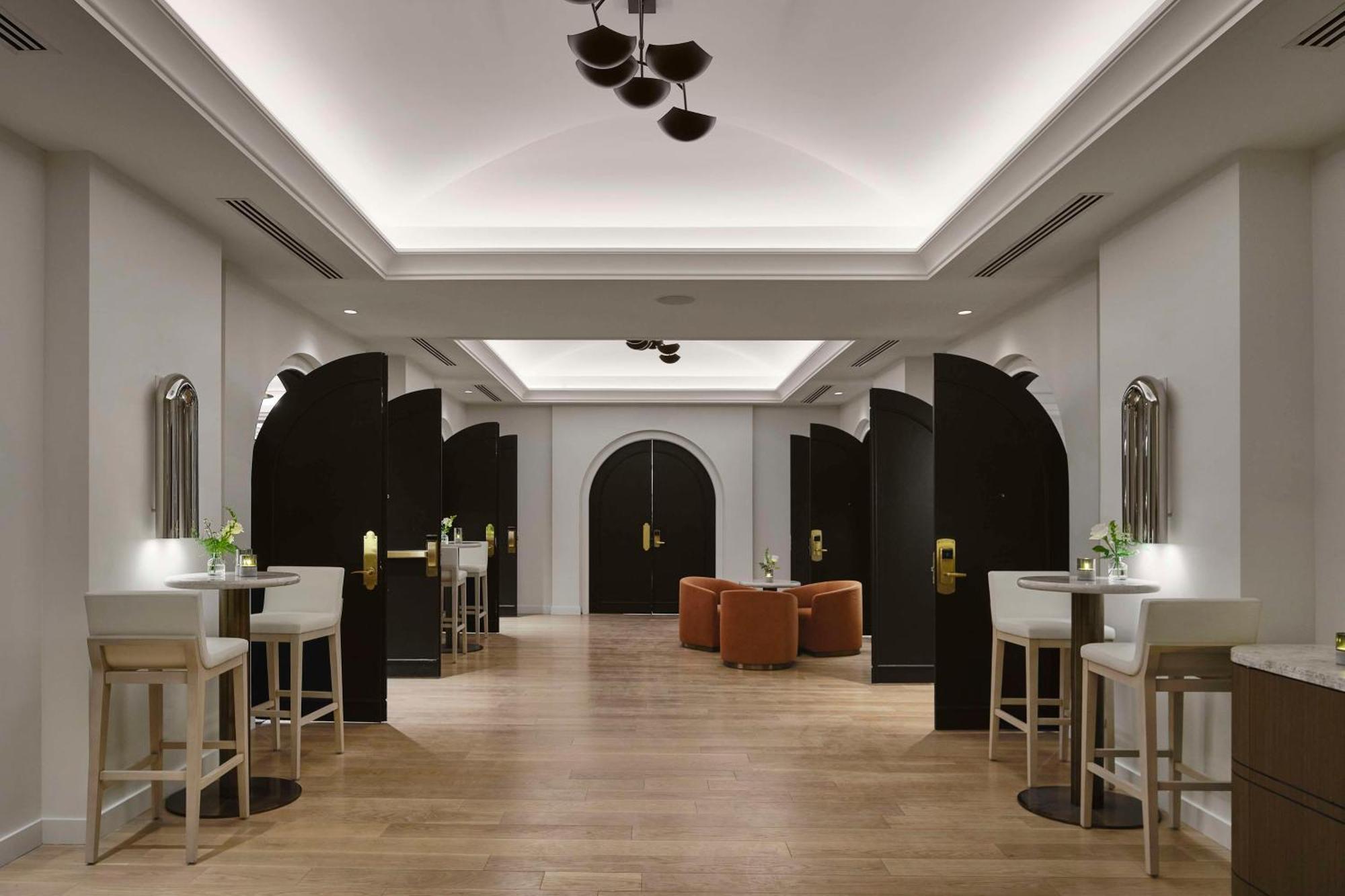 Vogue Hotel Montreal Downtown, Curio Collection By Hilton Екстериор снимка