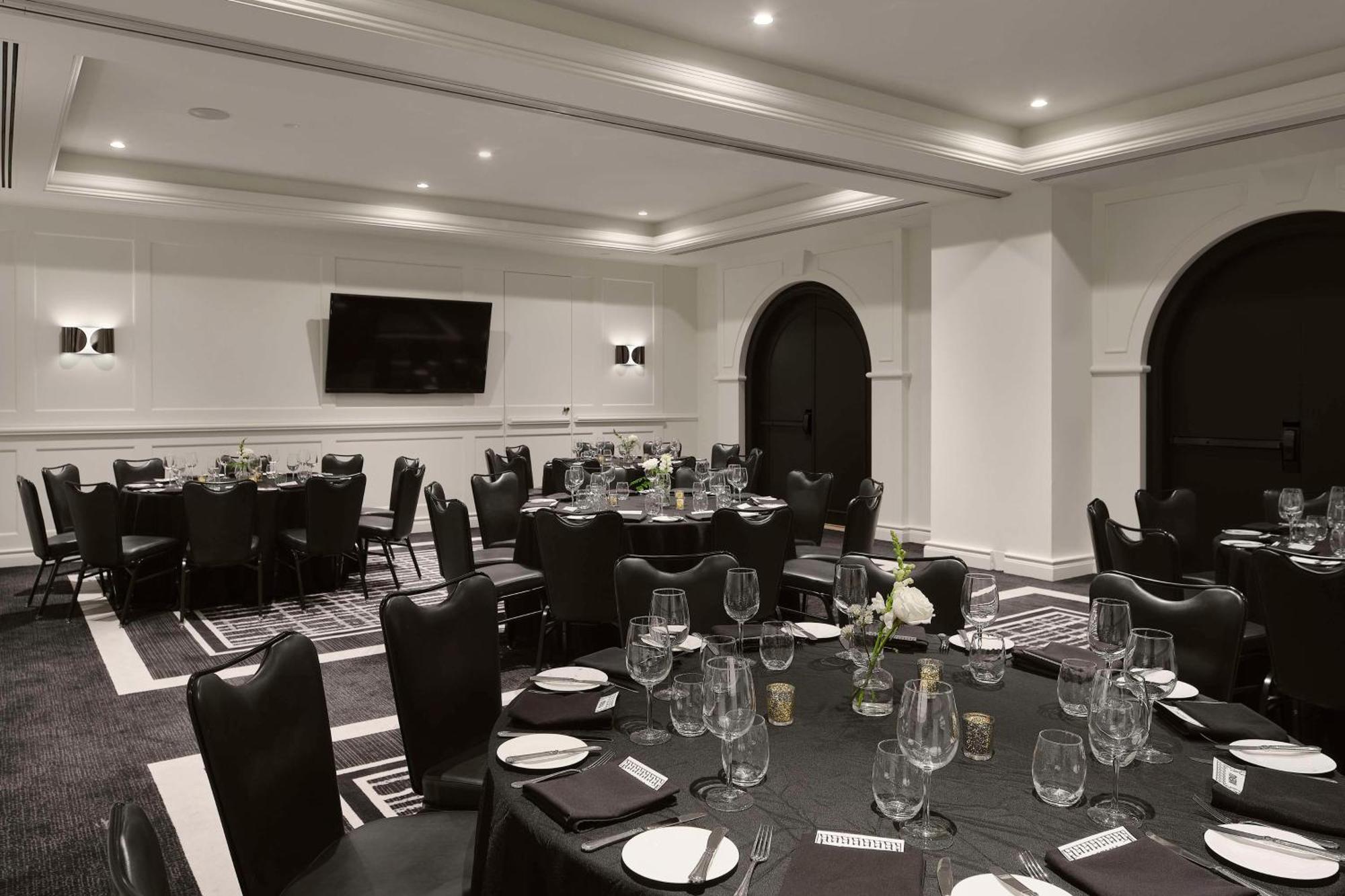 Vogue Hotel Montreal Downtown, Curio Collection By Hilton Екстериор снимка