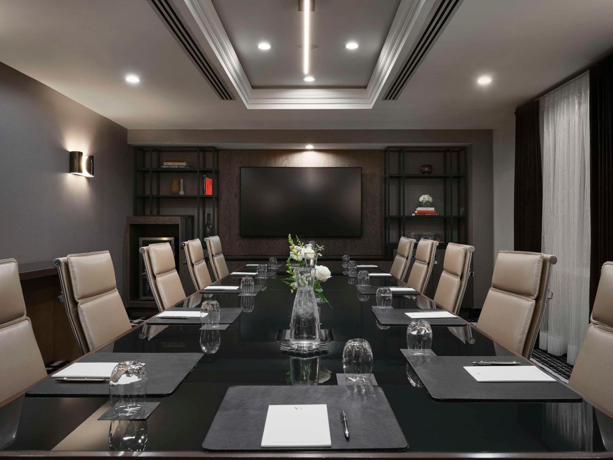 Vogue Hotel Montreal Downtown, Curio Collection By Hilton Екстериор снимка
