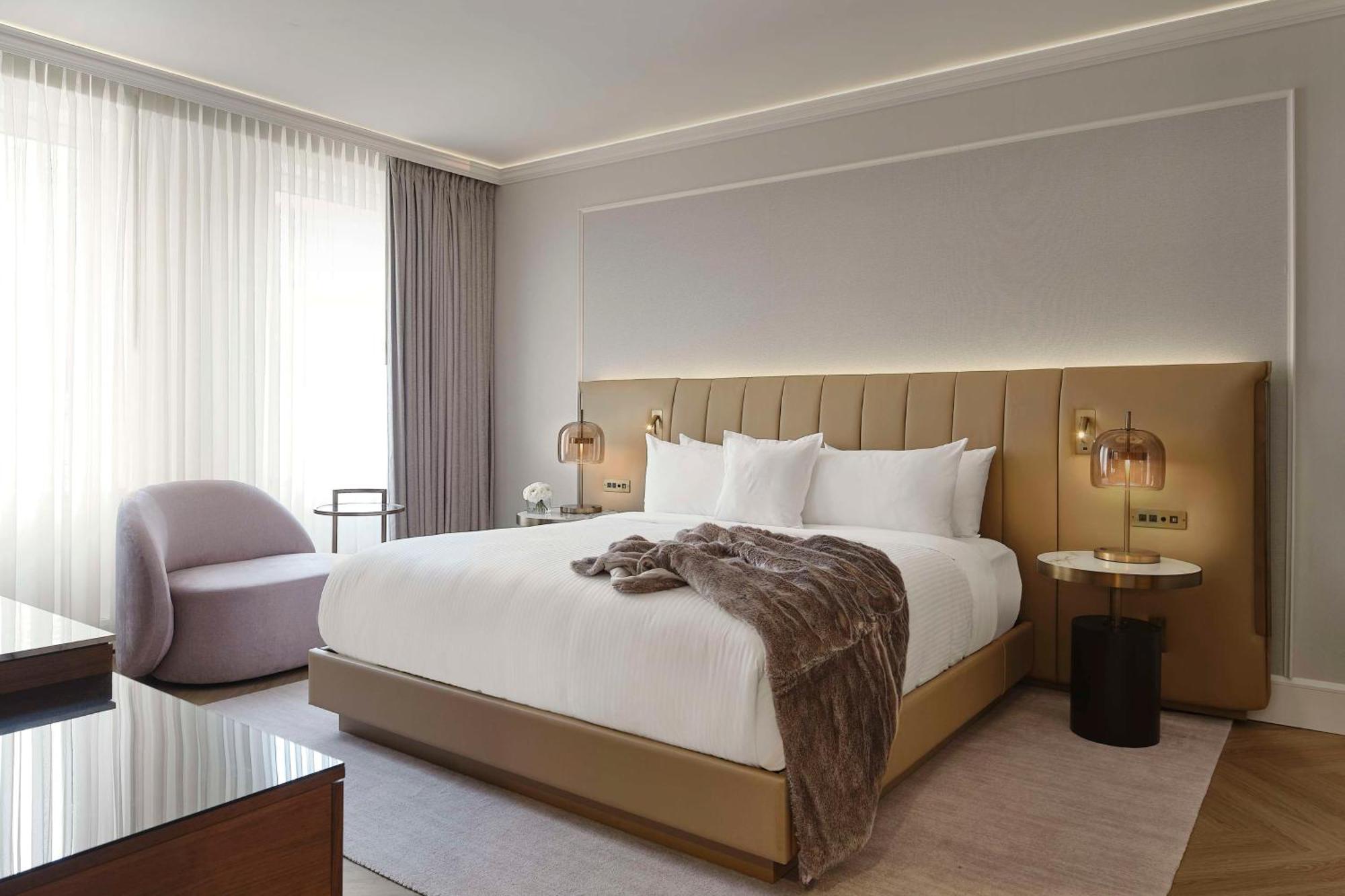 Vogue Hotel Montreal Downtown, Curio Collection By Hilton Екстериор снимка
