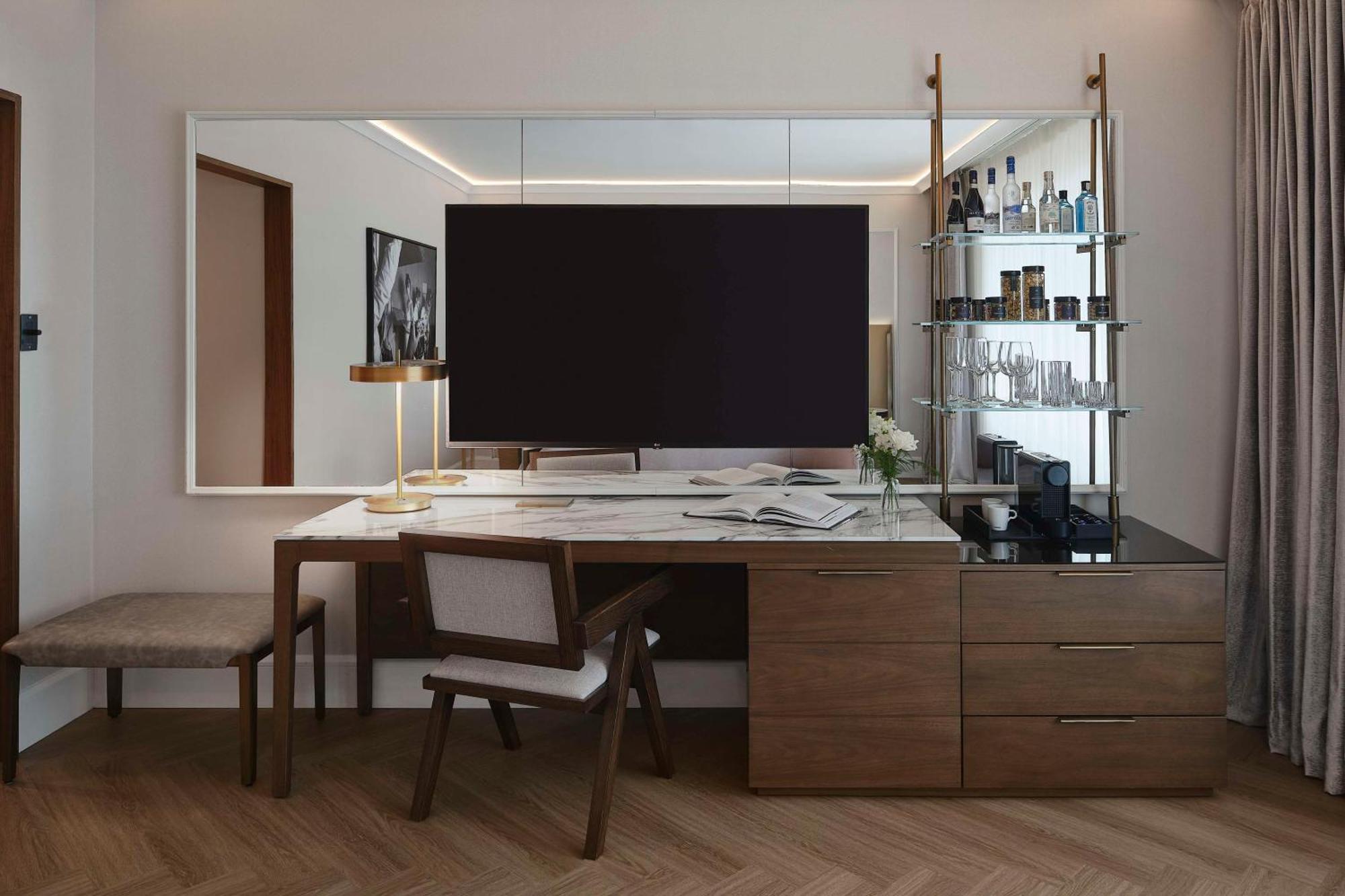Vogue Hotel Montreal Downtown, Curio Collection By Hilton Екстериор снимка