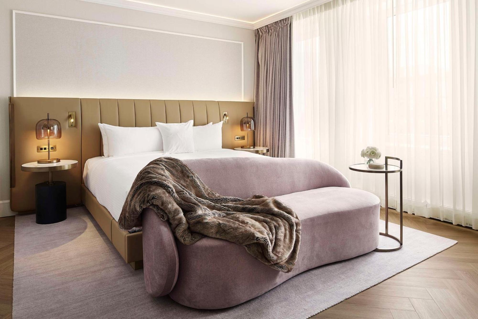 Vogue Hotel Montreal Downtown, Curio Collection By Hilton Екстериор снимка
