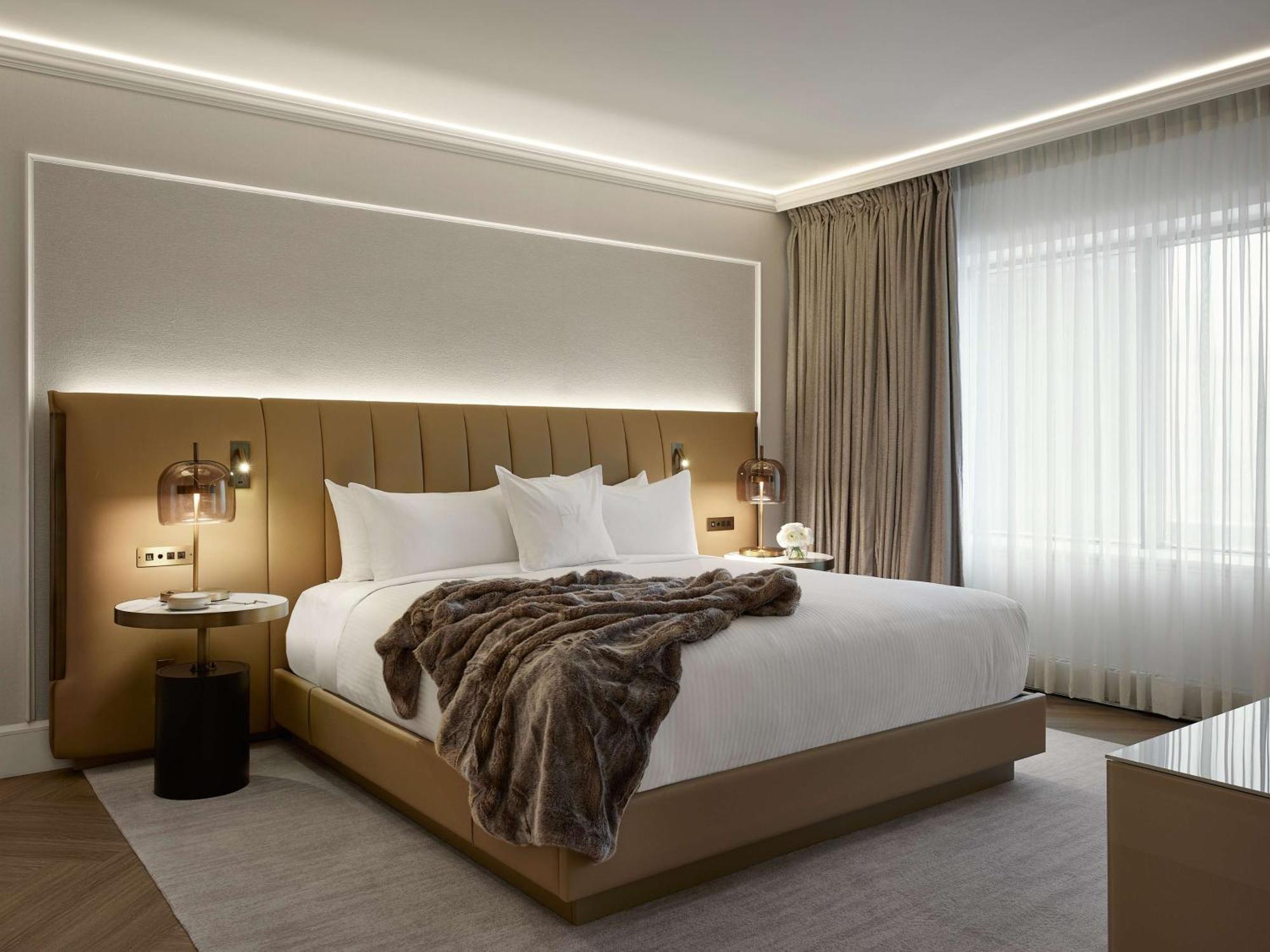 Vogue Hotel Montreal Downtown, Curio Collection By Hilton Екстериор снимка