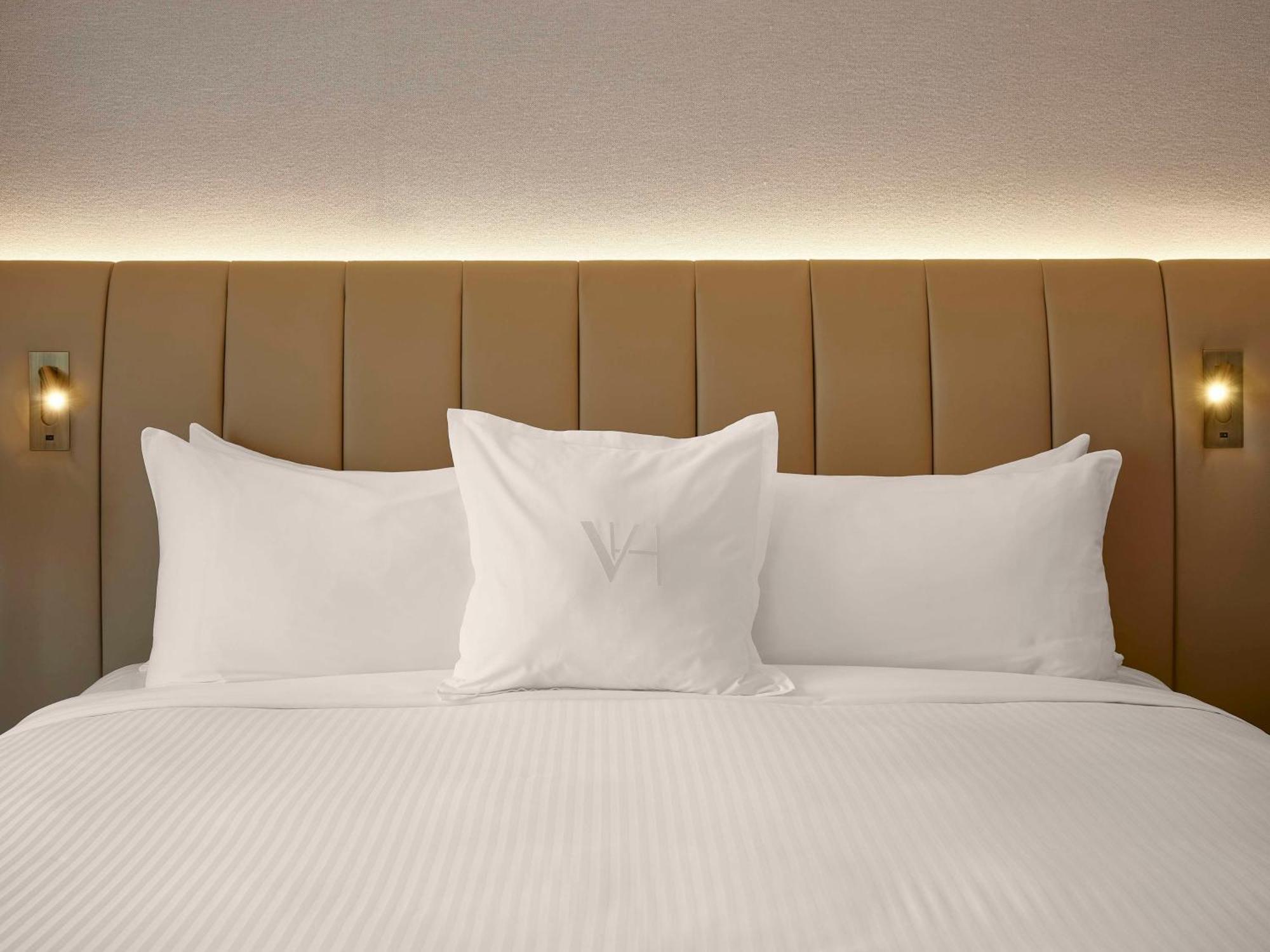 Vogue Hotel Montreal Downtown, Curio Collection By Hilton Екстериор снимка