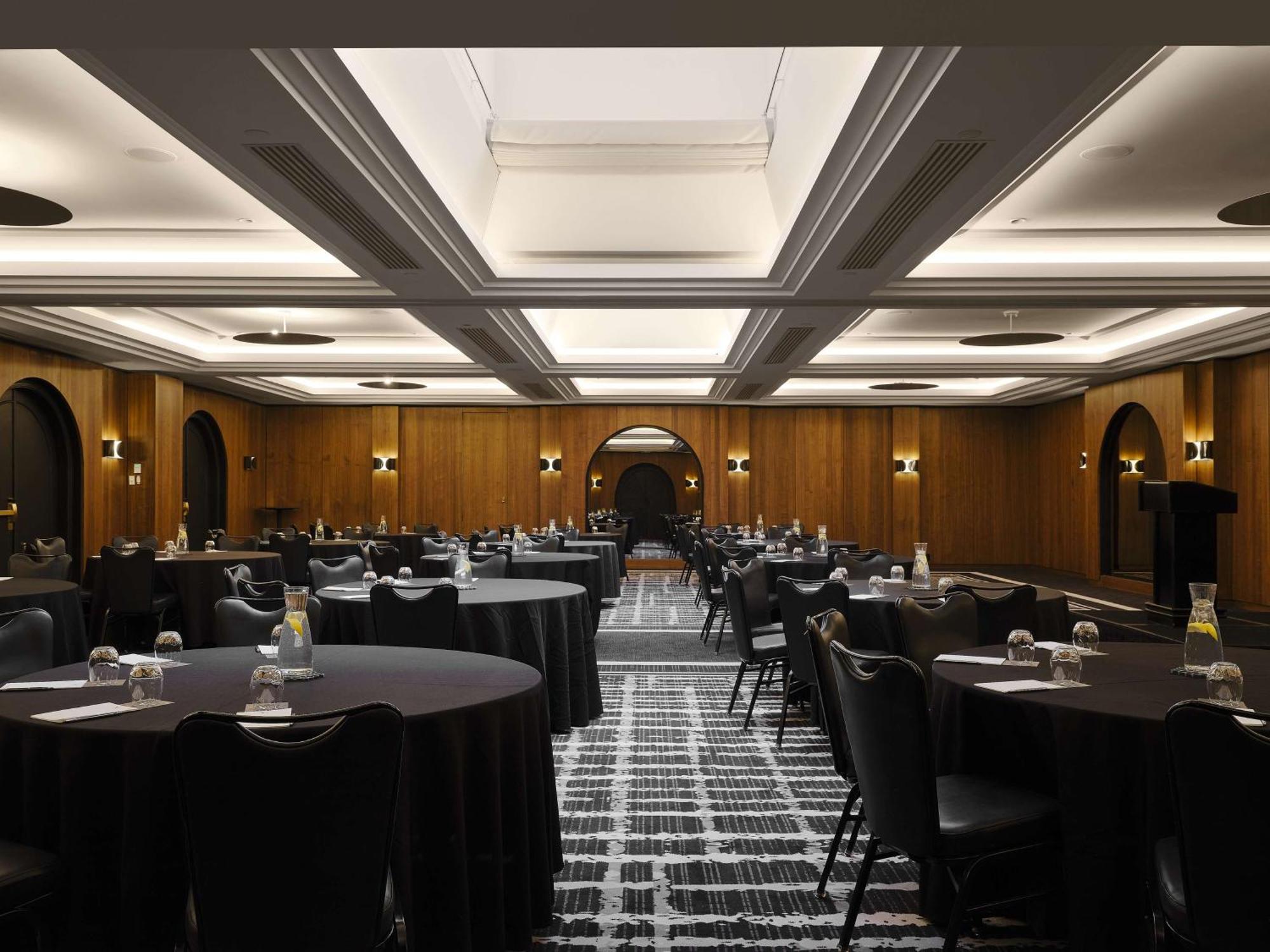 Vogue Hotel Montreal Downtown, Curio Collection By Hilton Екстериор снимка