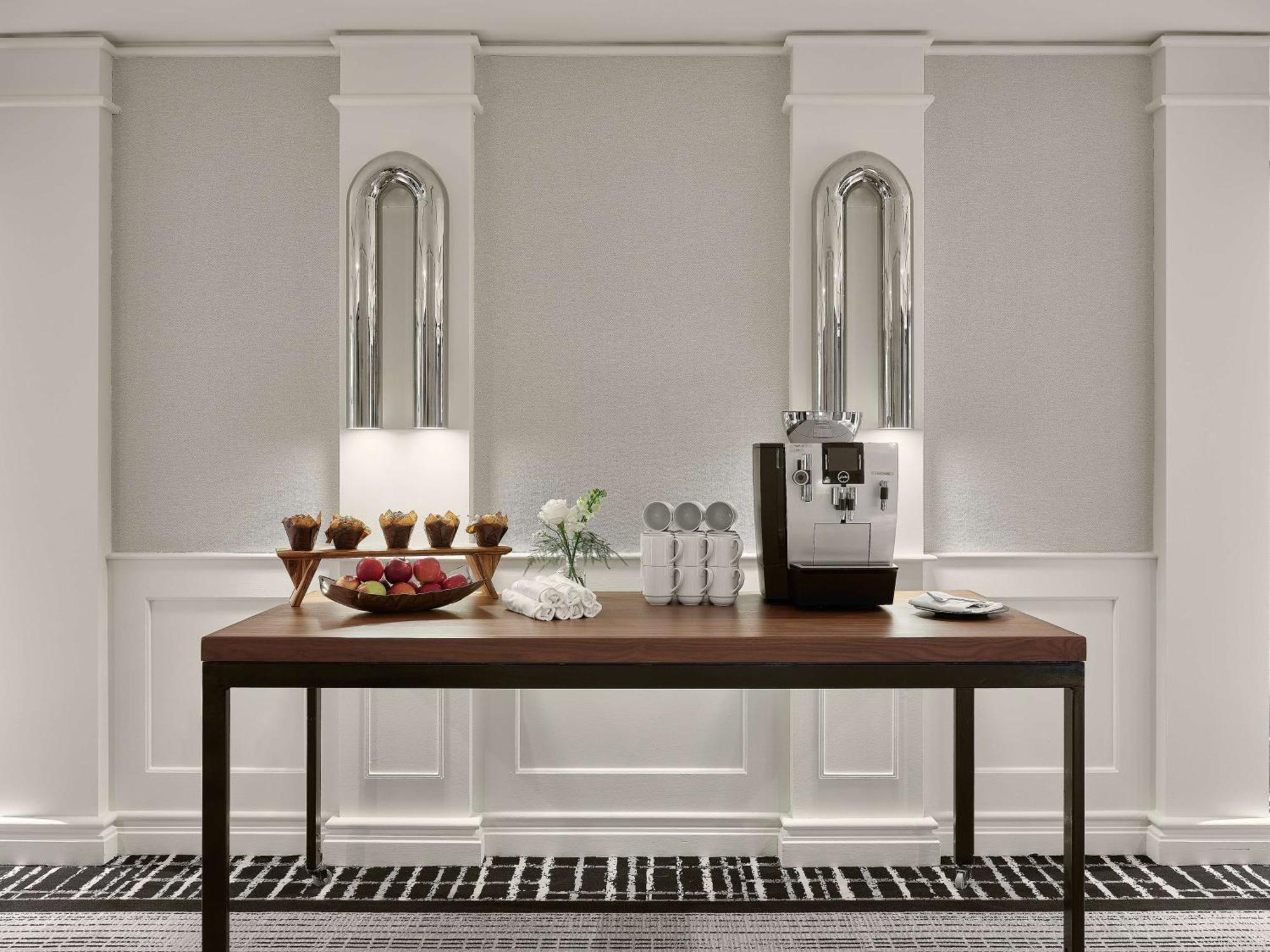 Vogue Hotel Montreal Downtown, Curio Collection By Hilton Екстериор снимка