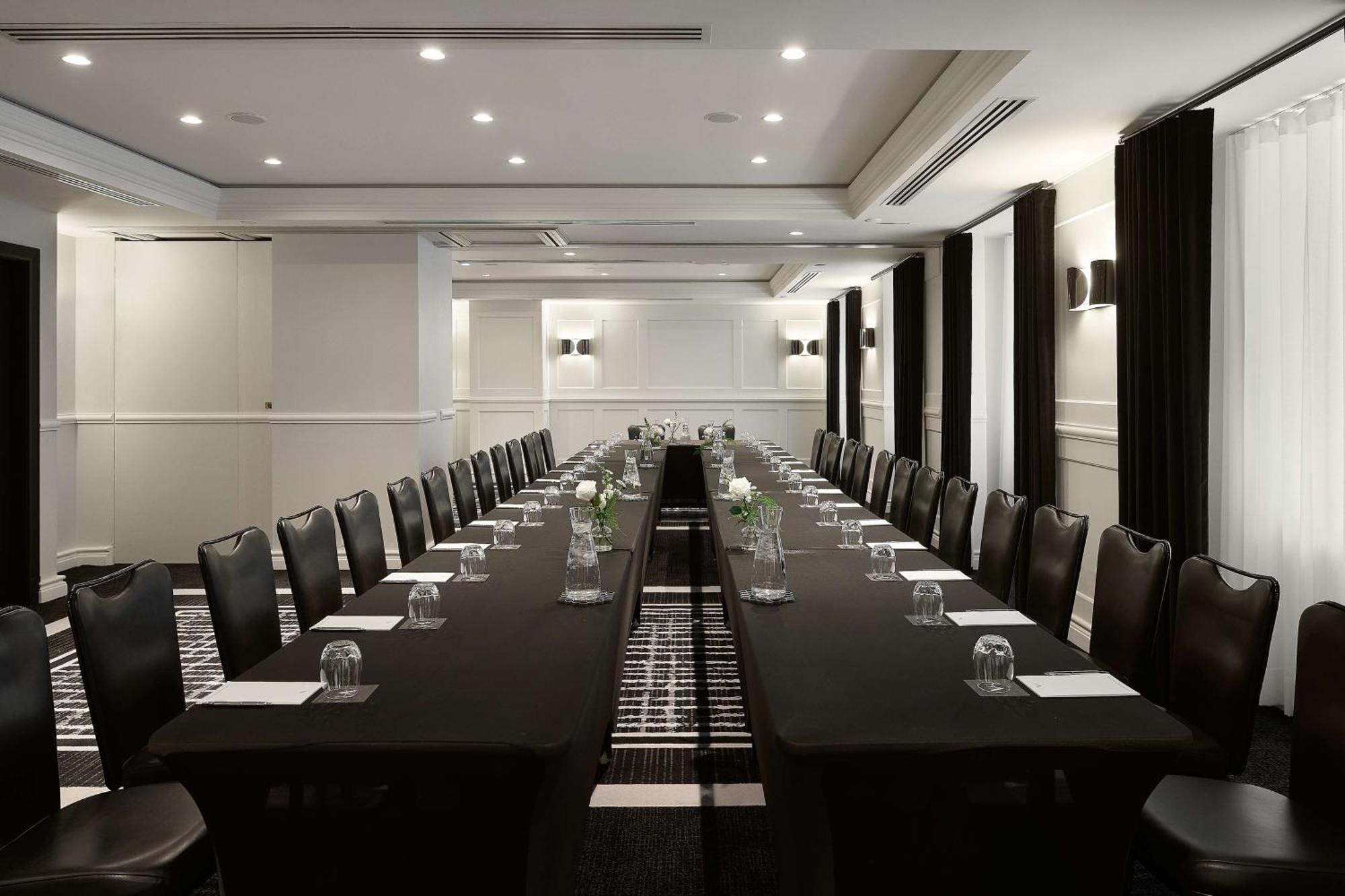 Vogue Hotel Montreal Downtown, Curio Collection By Hilton Екстериор снимка