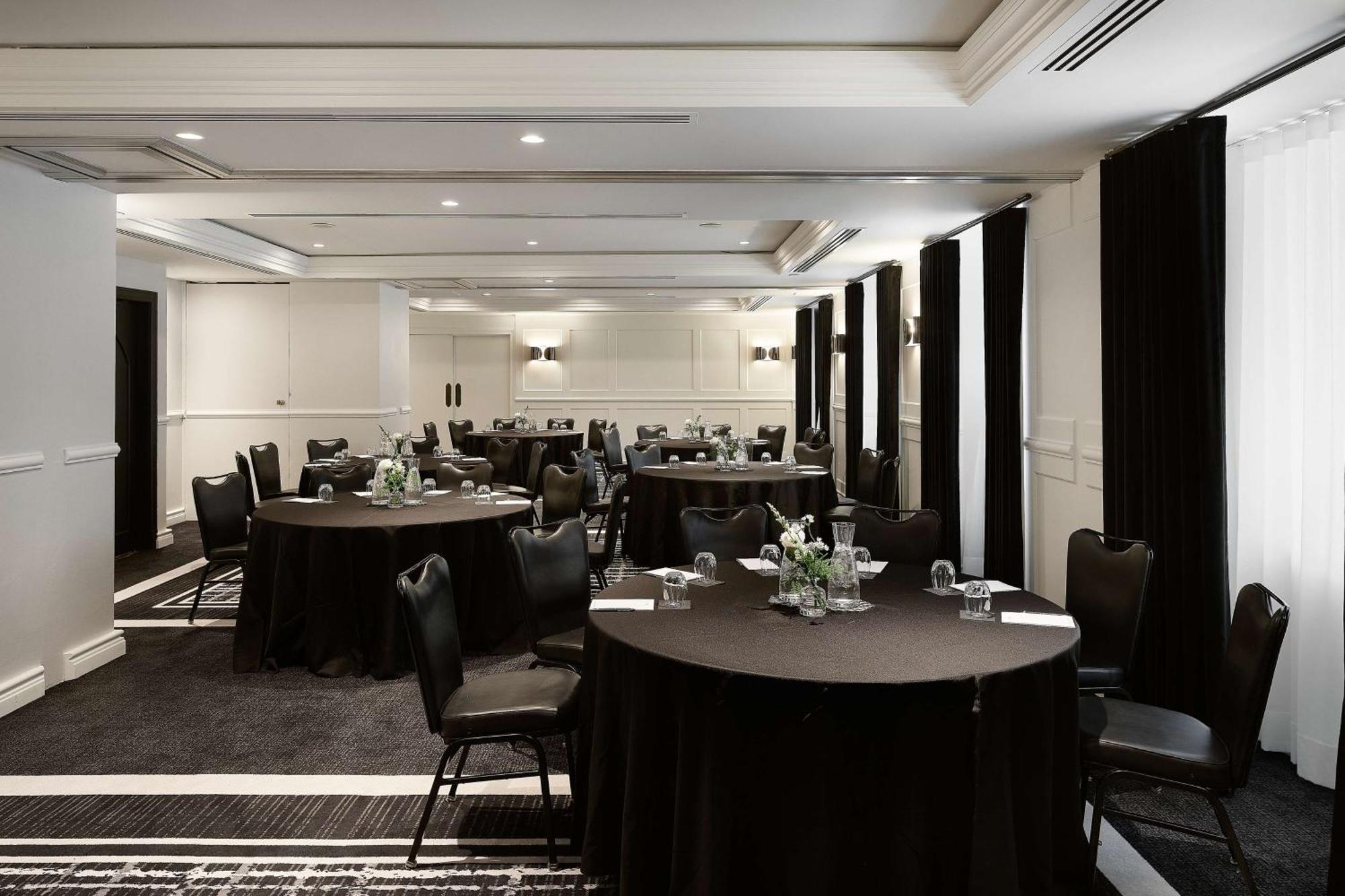 Vogue Hotel Montreal Downtown, Curio Collection By Hilton Екстериор снимка