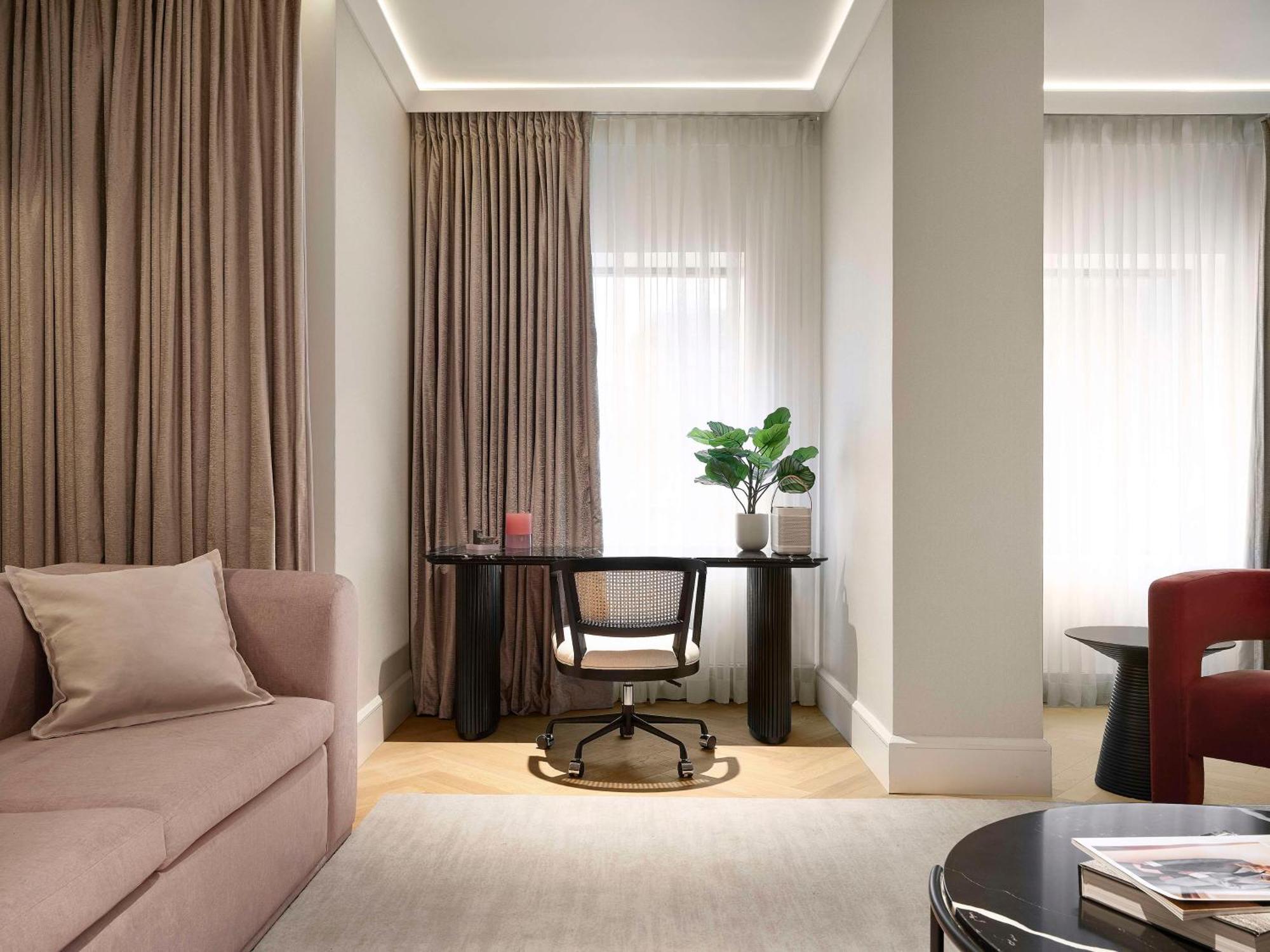 Vogue Hotel Montreal Downtown, Curio Collection By Hilton Екстериор снимка
