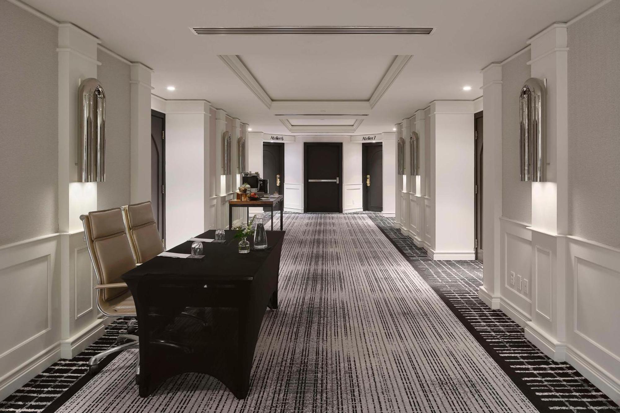 Vogue Hotel Montreal Downtown, Curio Collection By Hilton Екстериор снимка