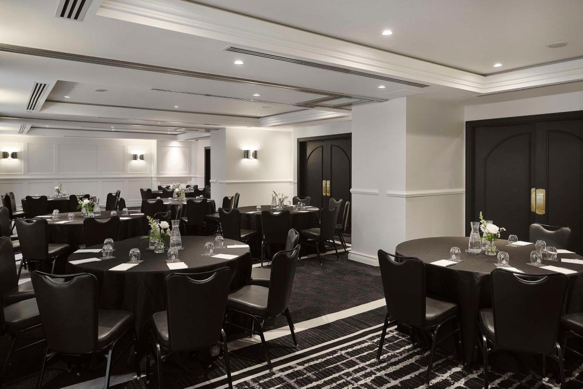 Vogue Hotel Montreal Downtown, Curio Collection By Hilton Екстериор снимка