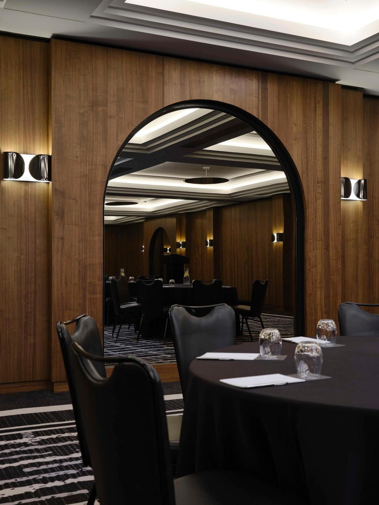 Vogue Hotel Montreal Downtown, Curio Collection By Hilton Екстериор снимка