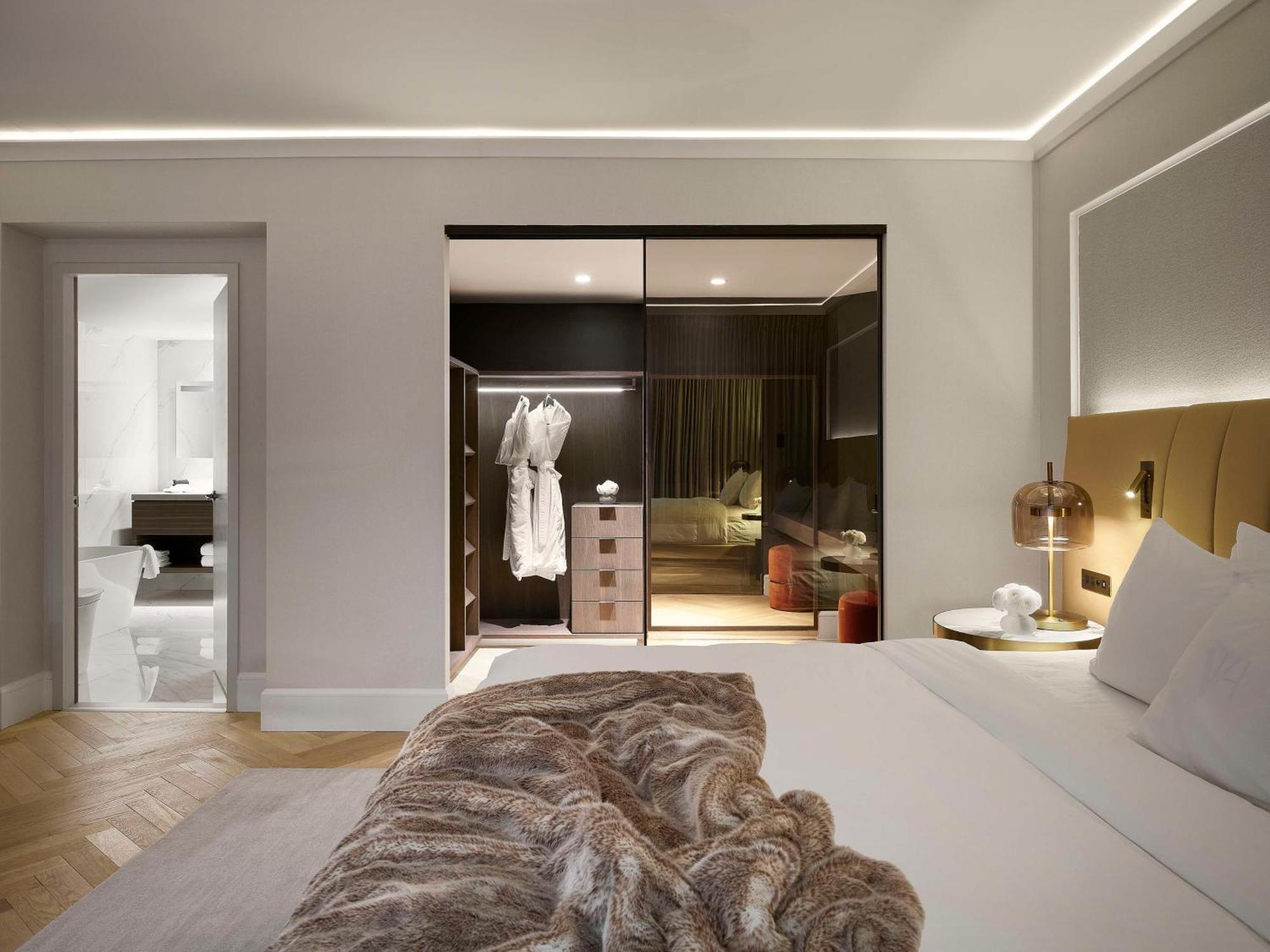 Vogue Hotel Montreal Downtown, Curio Collection By Hilton Екстериор снимка