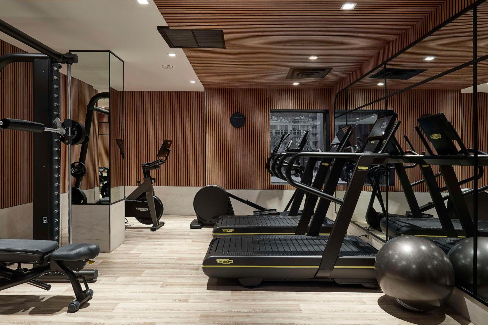 Vogue Hotel Montreal Downtown, Curio Collection By Hilton Екстериор снимка